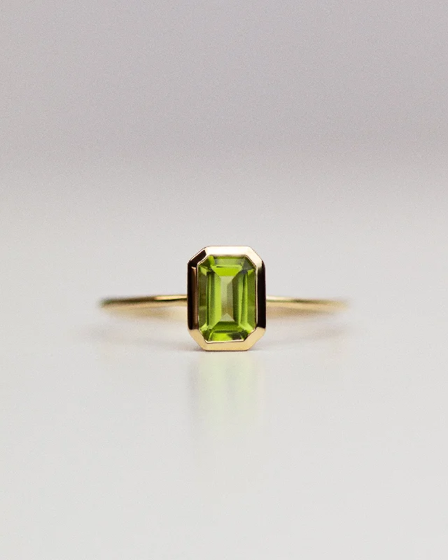 Ladies delicate ring-14k gold peridot august birthstone ring